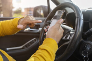 Cómo te pueden ayudar nuestros abogados de accidentes de coche de Fort Worth tras un accidente por conducción distraída
